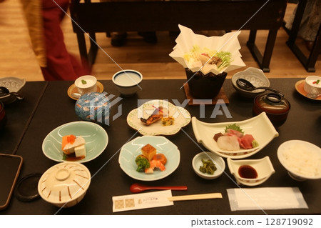 Japanese hot spring hotel dinner 128719092