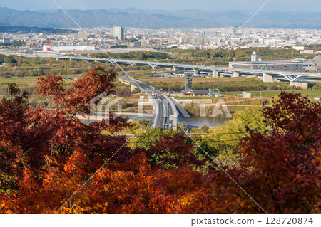 從男山展望台眺望八幡市全景與秋景 128720874