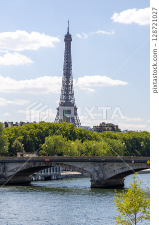 Breathtaking View of the Eiffel Tower in Paris, France Breathtaking View of the Eiffel Tower in Paris, France 128721027