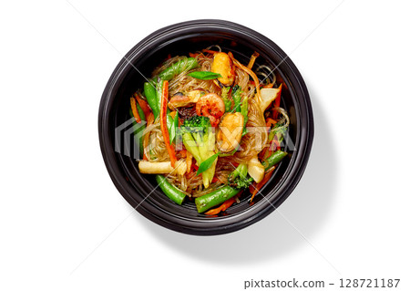Cellophane noodles with shrimps, mussels and vegetables in a takeaway bowl 128721187