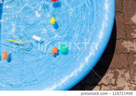 夏季充氣泳池和水上玩具 夏季充氣泳池和水上玩具 128721406