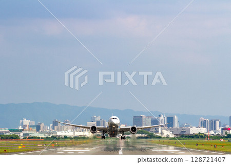 飛機起飛前的正面圖 128721407