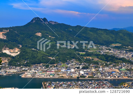 [香川縣] 從屋島（著名的庵治採石場）眺望五劍山和牟禮的街道 128721690