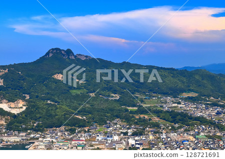 [香川縣] 從屋島（著名的庵治採石場）眺望五劍山和牟禮的街道 128721691