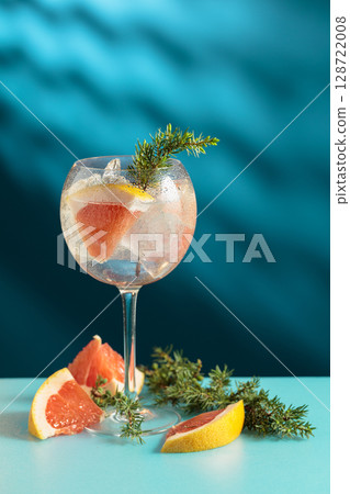Cocktail gin and tonic with ice and grapefruit slices. 128722008