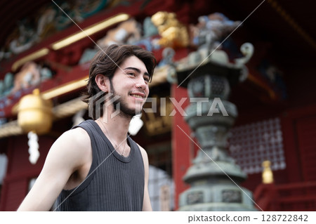 入境遊客站在神社前 128722842