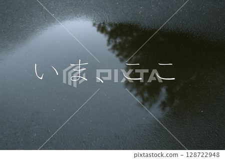 Image material of the moment to choose a path Arrow, path, choice, at the crossroads of life 128722948