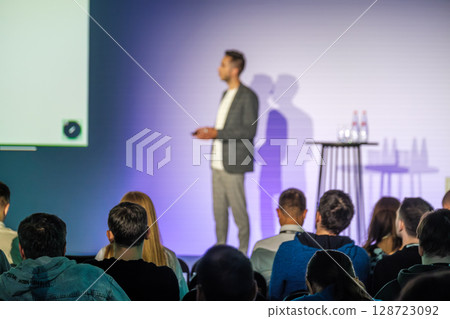 Speaker presenting to an attentive audience in a professional seminar setting 128723092