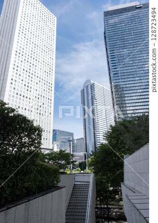 有摩天大樓和樓梯的辦公區景觀 有摩天大樓和樓梯的辦公區景觀 128723494