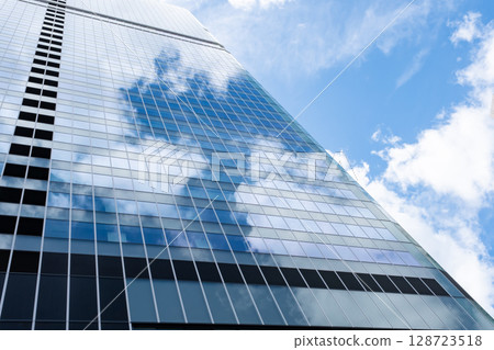 抬頭仰望澀谷的摩天大樓 抬頭仰望澀谷的摩天大樓 128723518