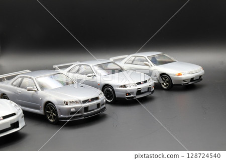 Sports cars lined up (minicars of past GTR models) 128724540