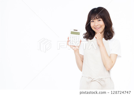 一位家庭主婦拿著計算器，微笑著思考 128724747