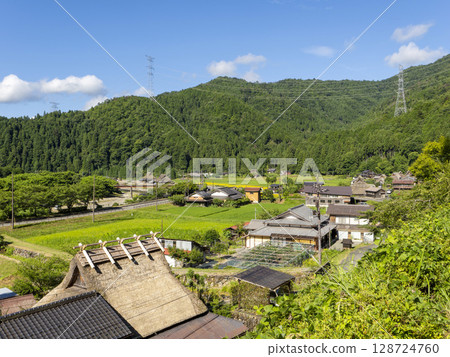 深山茅葺村的田園風光 128724760