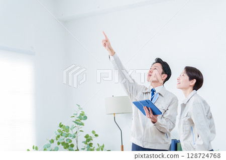 工人正在檢查天花板 工人正在檢查天花板 128724768