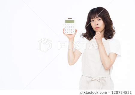 A housewife holding a calculator 128724831