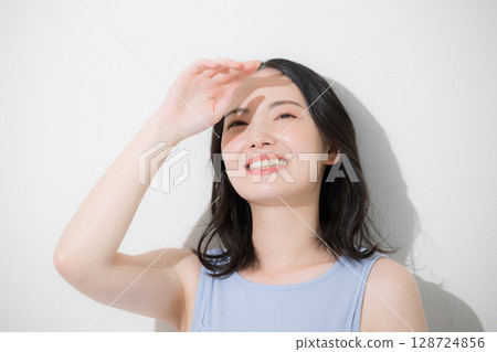 微笑可愛的女人，清爽的夏日形像美麗和美麗看著相機，耀眼的陽光 128724856