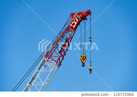 The tip of a large construction crane 128725066