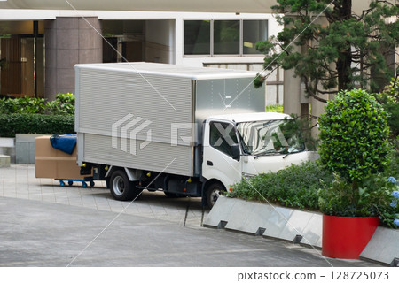 一輛運送包裹的快遞公司卡車 一輛運送包裹的快遞公司卡車 128725073