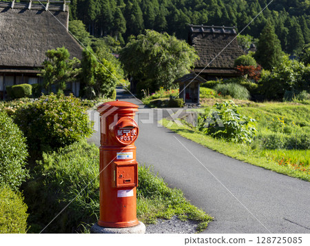 Scenery of Miyama Kayabuki Village with a round post 128725085