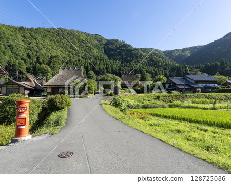 美山茅葺村的圓柱風景 128725086