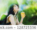 走在綠色的婦女 128725336