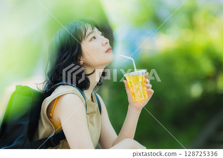 走在綠色的婦女 走在綠色的婦女 128725336