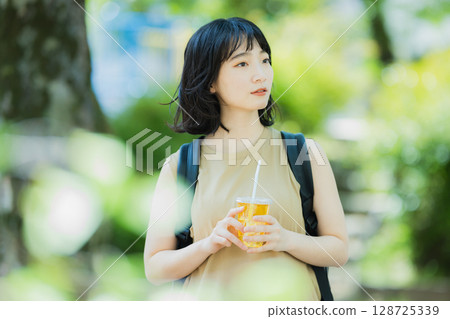 走在綠色的婦女 128725339