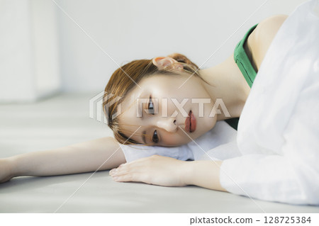 一個女人躺在地板上 128725384