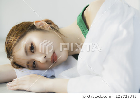 一個女人躺在地板上 一個女人躺在地板上 128725385