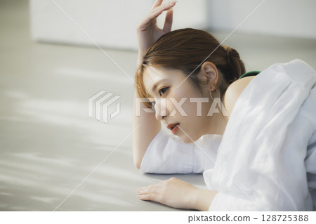 一個女人躺在地板上 128725388