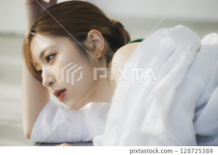 一個女人躺在地板上 一個女人躺在地板上 128725389