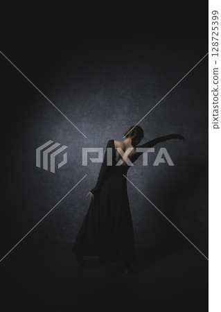 黑色背景下擺姿勢的女人 128725399