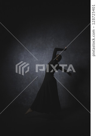 黑色背景下擺姿勢的女人 128725401