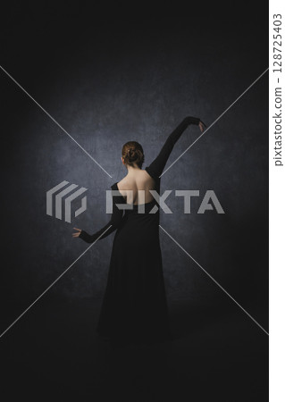 黑色背景下擺姿勢的女人 128725403