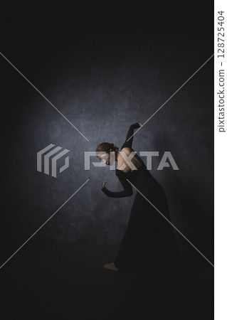 黑色背景下擺姿勢的女人 128725404