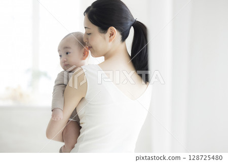 媽媽抱著一個嬰兒 媽媽抱著一個嬰兒 128725480