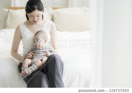 媽媽抱著一個嬰兒 媽媽抱著一個嬰兒 128725503