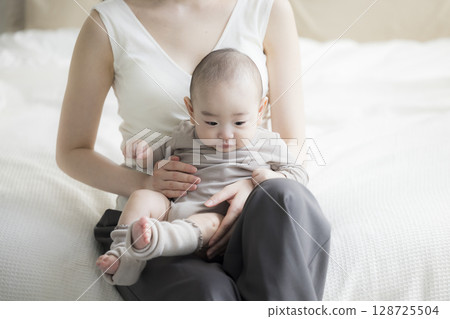 媽媽抱著一個嬰兒 128725504