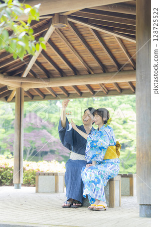 Men and women on a date in yukata 128725522