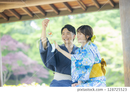 Men and women on a date in yukata 128725523