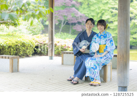 穿著浴衣約會的男女 128725525