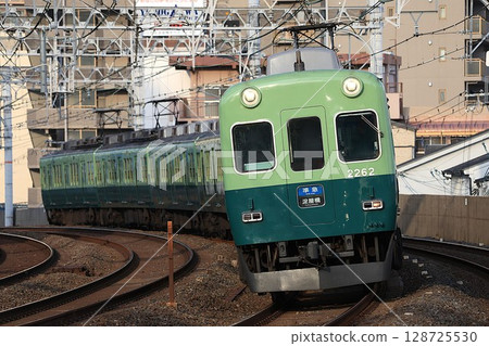 [Keihan] 2200 series ~ Revival paint ~ Semi-express (Keihan Main Line: Nishisanso Station) 128725530