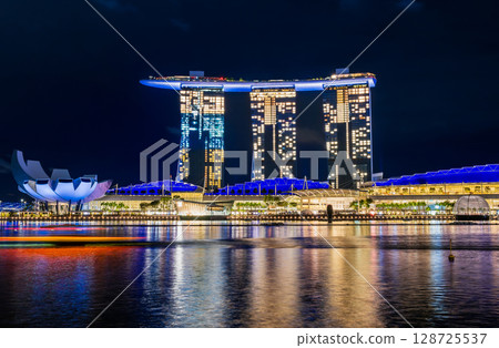 新加坡濱海灣的夜晚 128725537