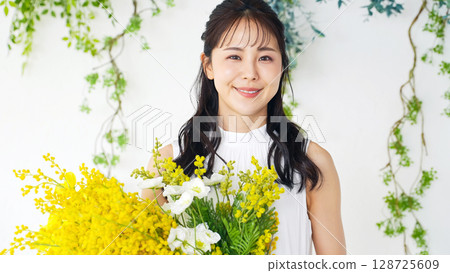 穿著裙子的女人的時尚肖像 穿著裙子的女人的時尚肖像 128725609