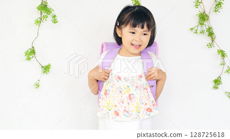 女孩背著書包 女孩背著書包 128725618