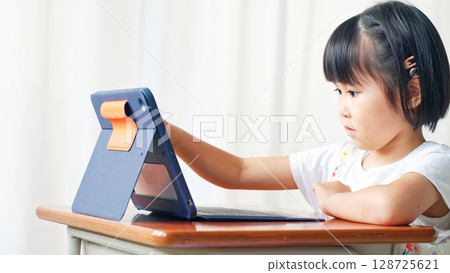 Girl using tablet in classroom 128725621