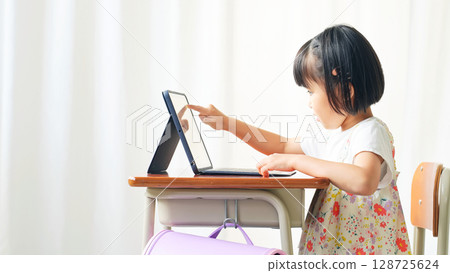 Girl using tablet in classroom 128725624