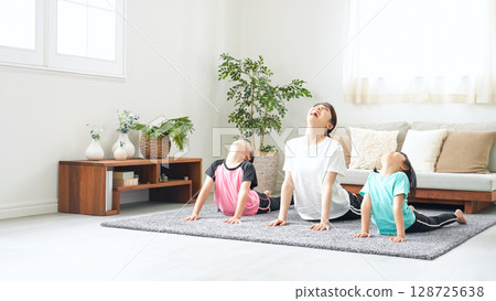 Parents and children exercising in the living room 128725638