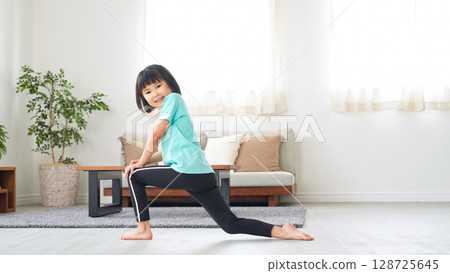 在房間裡運動的女孩 在房間裡運動的女孩 128725645
