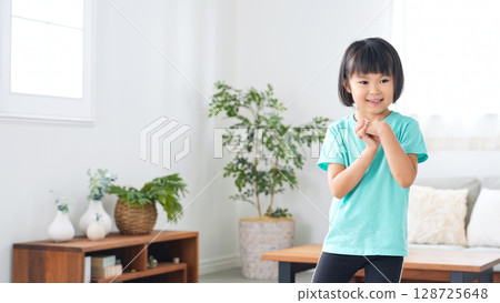 女孩站在房間裡 女孩站在房間裡 128725648